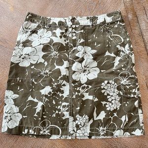 Eddie Bauer floral Mini skirt Green 100% cotton Size 8 Waist 32” length 19”